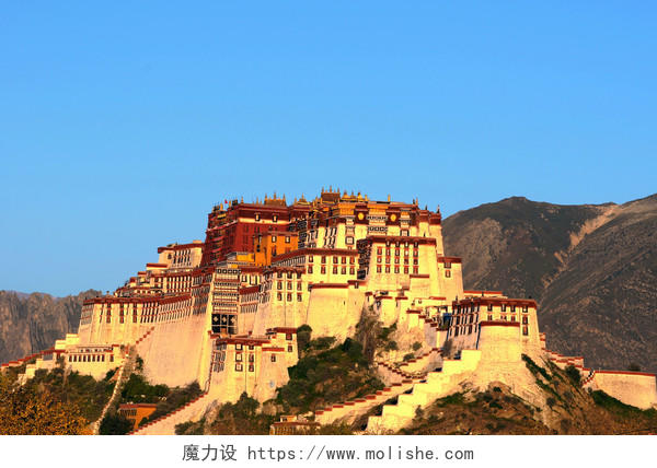 具有里程碑意义的著名历史布达拉宫拉萨西藏日出时西藏旅游风景图
